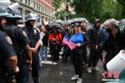 博兴美国多地举行“没有国王”抗议活动